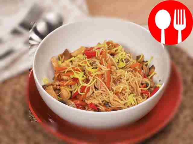 Вок с курицей и грибами