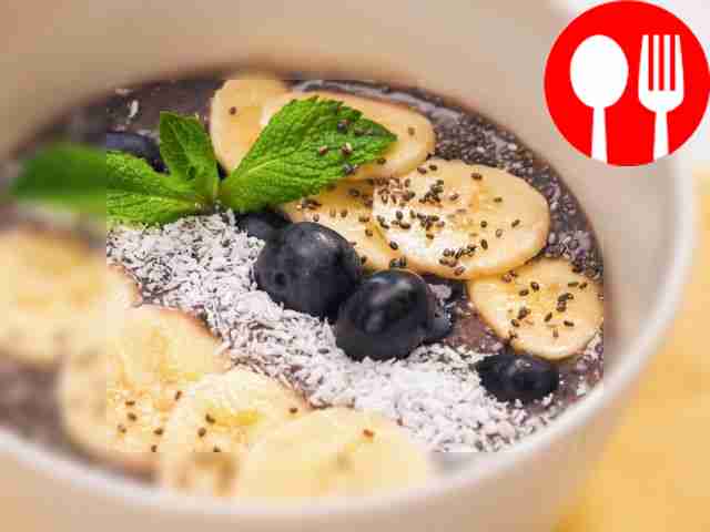 Смузи-боул из черники и голубики