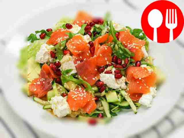 Салат с семгой и авокадо