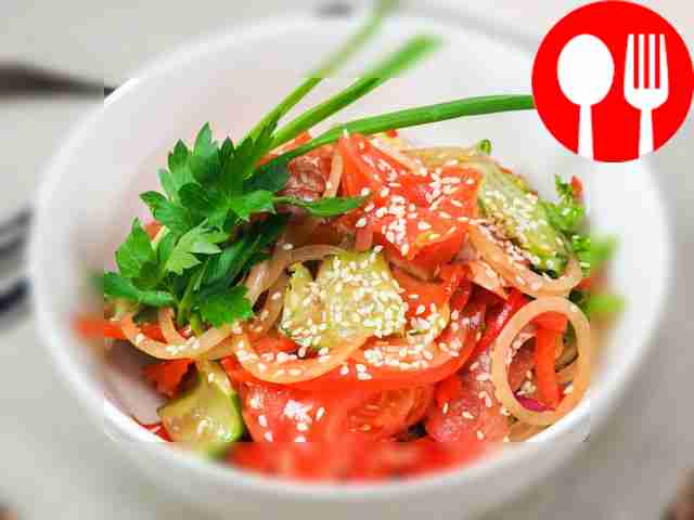 Салат с форелью и овощами