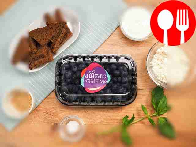 Подготовьте ингредиенты для канапе с творожным...