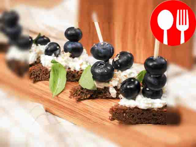 Подавайте канапе с творожным сыром и...