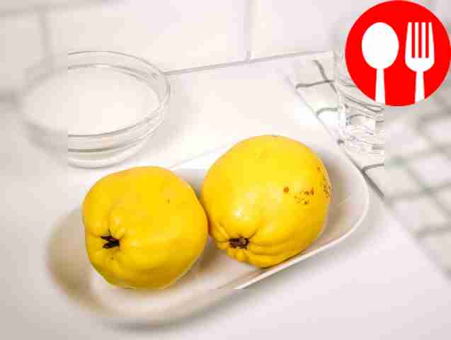 Помойте айву и очистите её от кожуры.