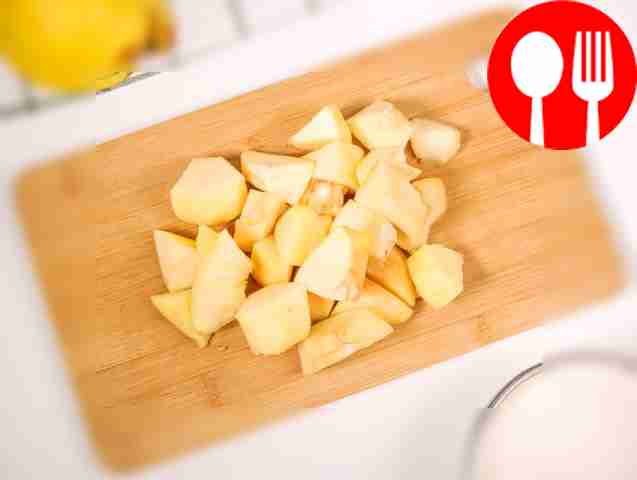 Порежьте айву на кусочки среднего размера.