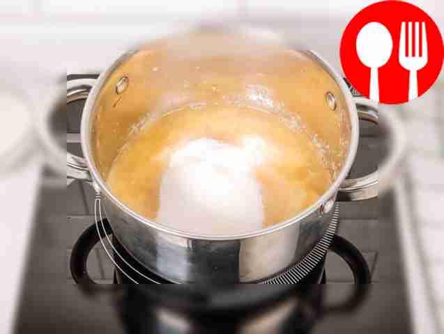 Подсыпьте сахар.