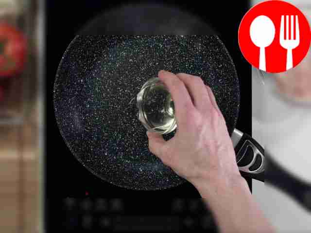 Разогрейте сковороду с небольшим количеством...