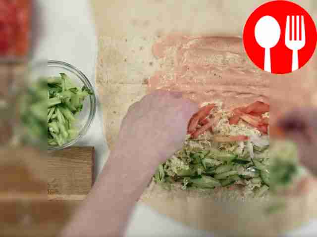 Разложите на смазанном лаваше нарезанные овощи...