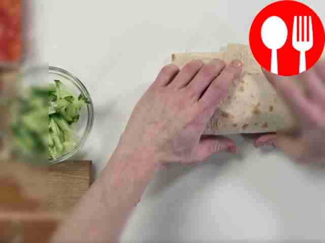 Осторожно заверните шаурму.