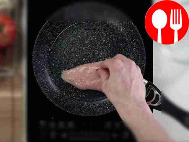 Положите небольшой кусочек куриного филе на...