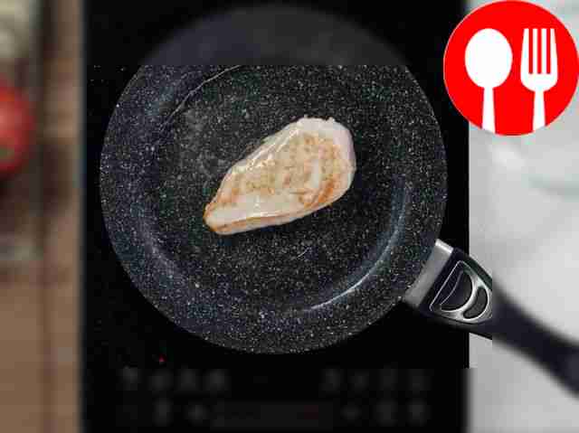 Обжарьте куриное филе до полной готовности в...