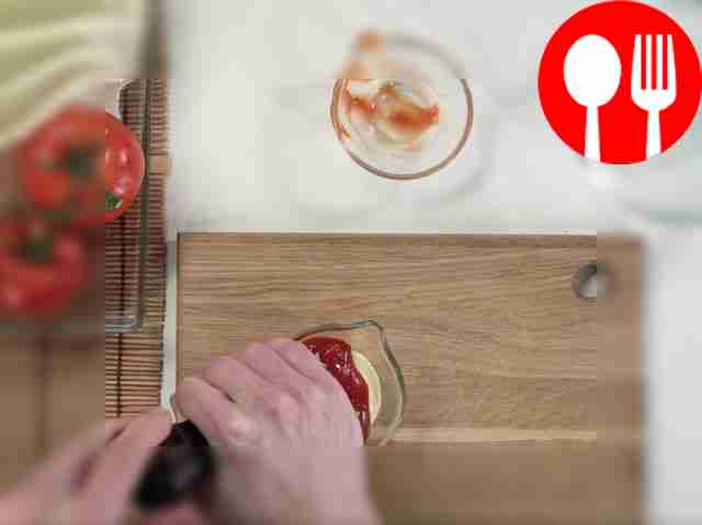 Смешайте майонез с кетчупом и добавьте по...