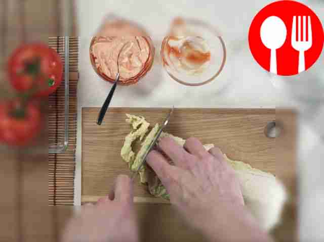 Порежьте пекинскую капусту.