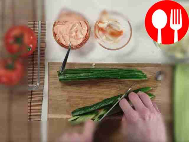 Порежьте огурец на тонкие ломтики.