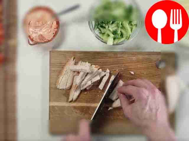Порежьте куриное филе на ломтики.
