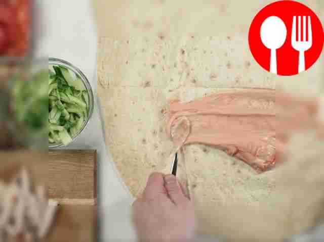 Нанесите на лаваш смесь кетчупа и майонеза.