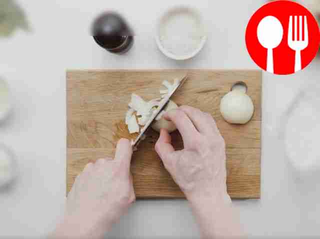 Репчатый лук нарежьте очень мелко.