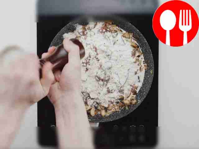 Посолите и поперчите по вкусу.