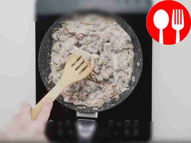 Готовьте бефстроганов на медленном огне 20–25...