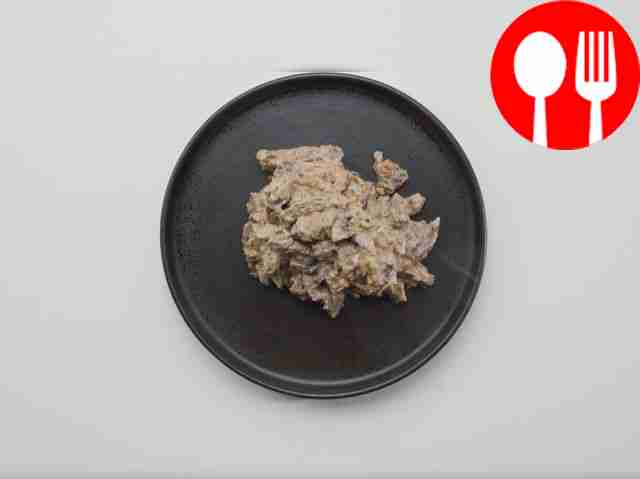 Разложите бефстроганов по порционным тарелкам...