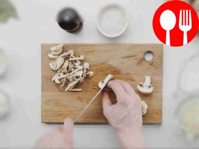 Срежьте нижнюю часть ножки шампиньона и...