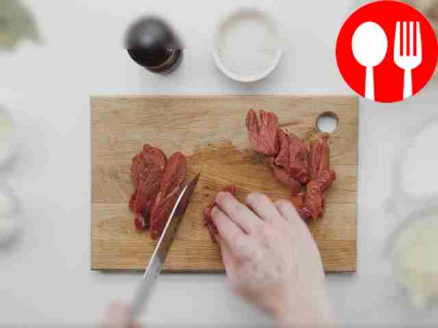 Порежьте говядину на ломтики среднего размера.