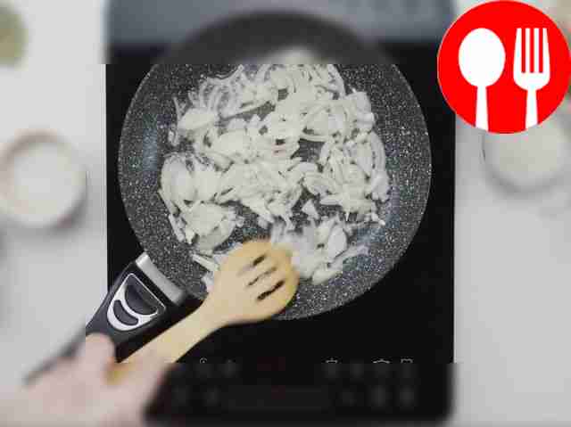 Разогрейте сковороду с небольшим количеством...