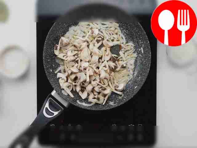 Выложите нарезанные шампиньоны на сковороду и...