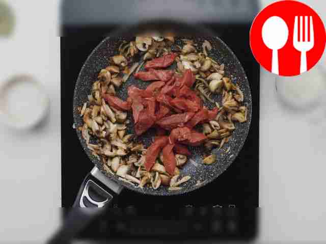 Выложите в сковороду нарезанную говядину....