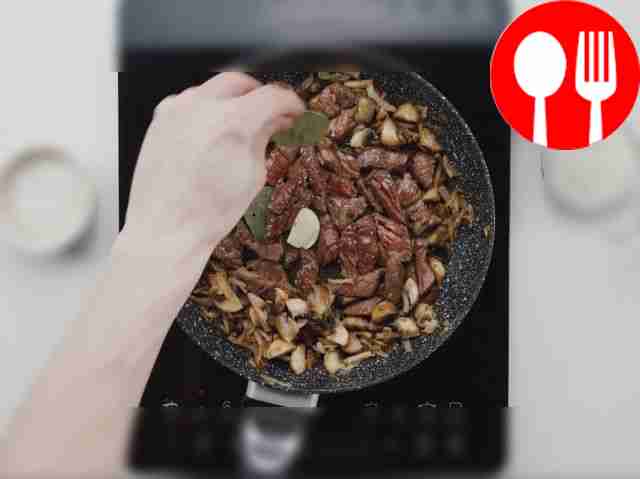 К мясу, луку и грибам добавьте чеснок и пару...