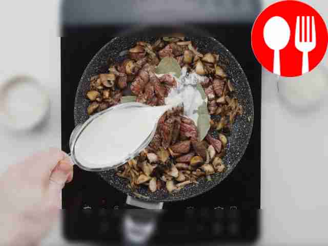 Налейте сливки на сковороду.