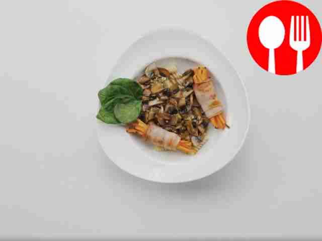 Горячий салат с беконом, грибами и макаронами
