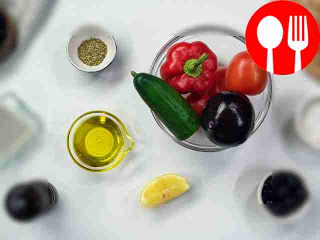 Вымойте все овощи. Очистите красный лук....