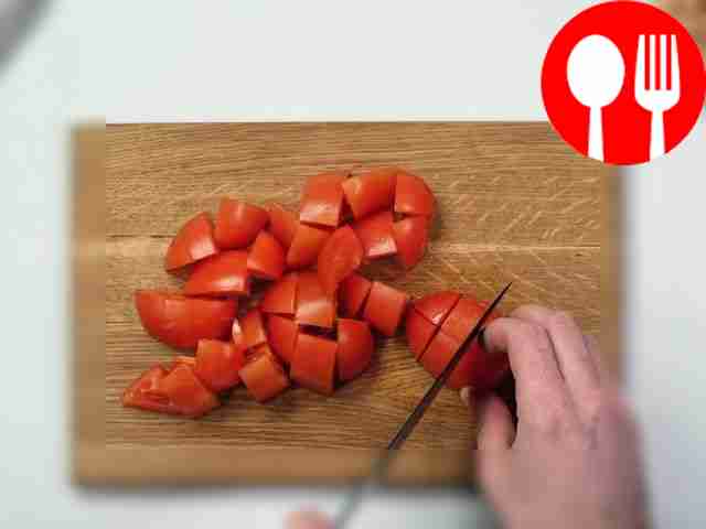 Порежьте помидоры крупными кубиками размером 1,5 см.