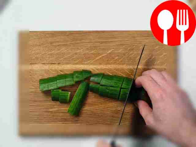 Огурец нарежьте крупными кубиками размером...