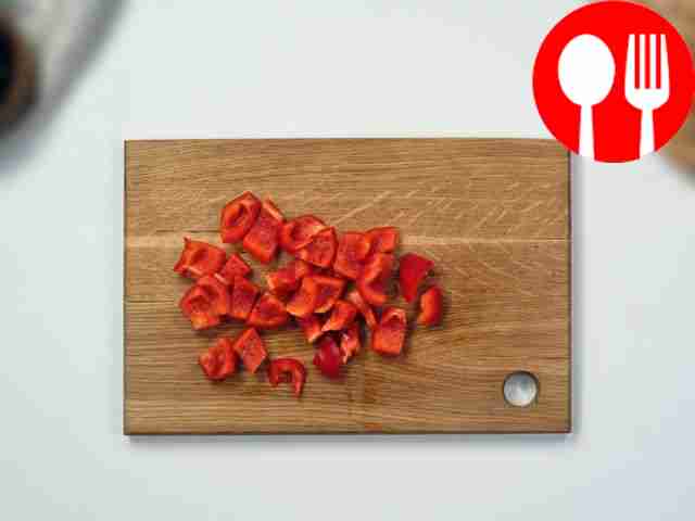 Крупными квадратиками нарежьте болгарский перец.