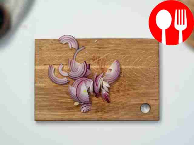 Нарежьте красный лук на тонкие полукольца.