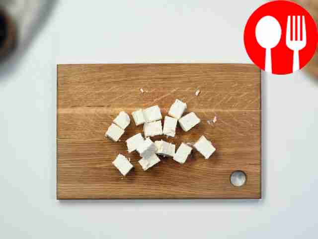 Нарежьте сыр фету кубиками размером примерно по 1 см.