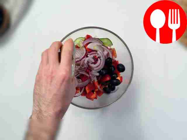 Положите маслины.