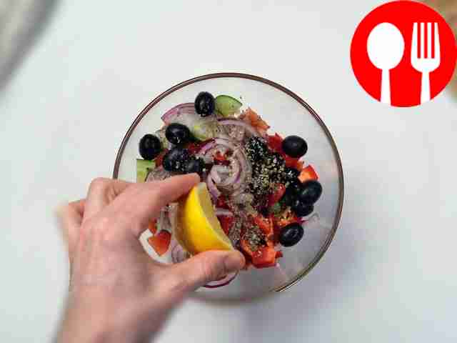 Полейте салат оливковым маслом и добавьте...