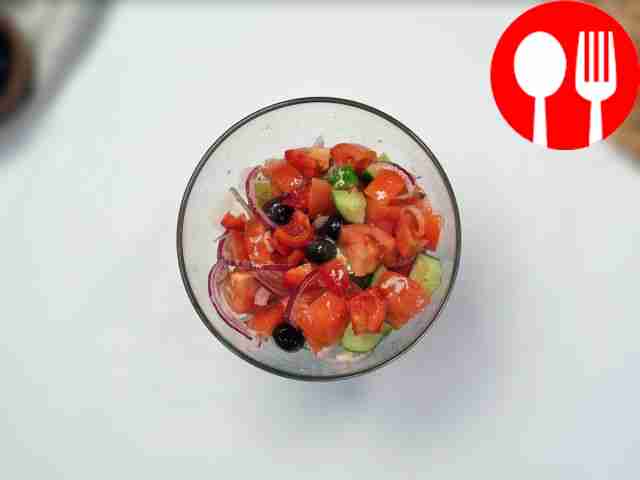 Размешайте салат.