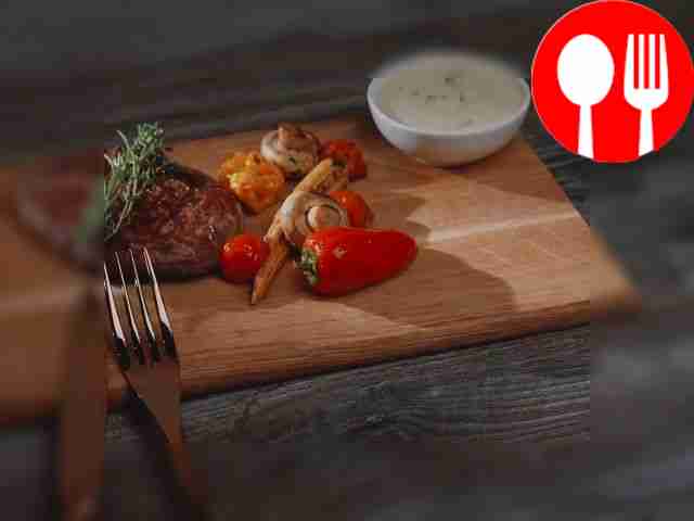 Стейк из лопатки с соусом из голубого сыра