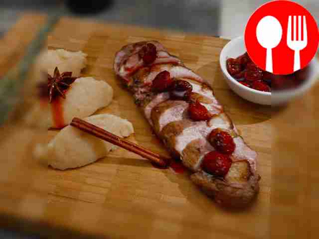 Утиная грудка с вишневым соусом и пюре из айвы