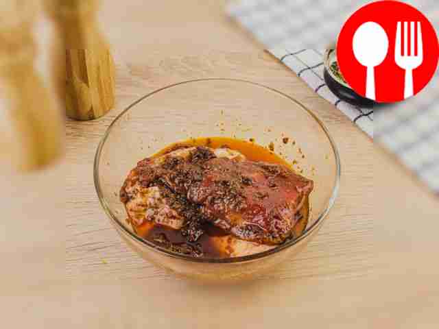 В глубокой миске смешайте растительное масло с...