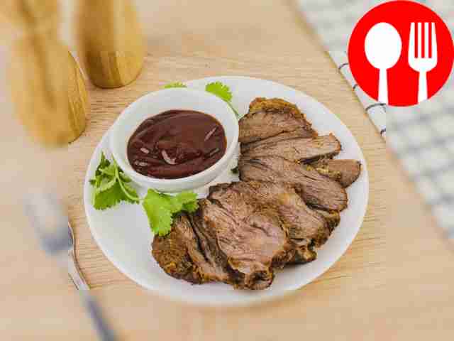 Готовую баранину нарежьте ломтиками, посыпьте...