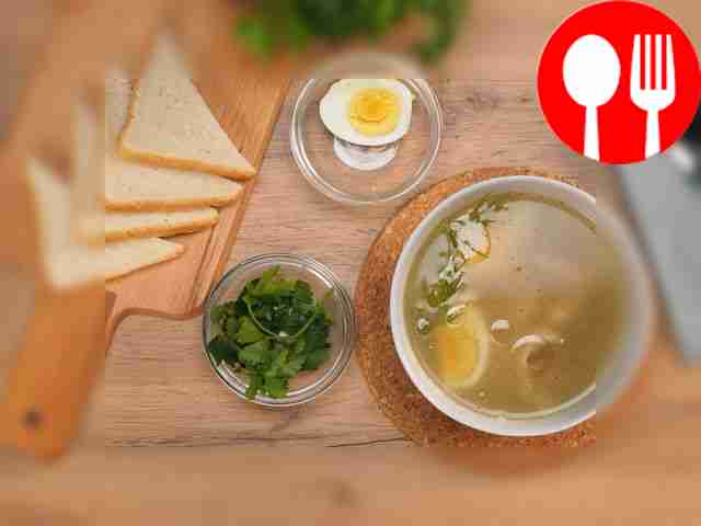 Куриный бульон с яйцом