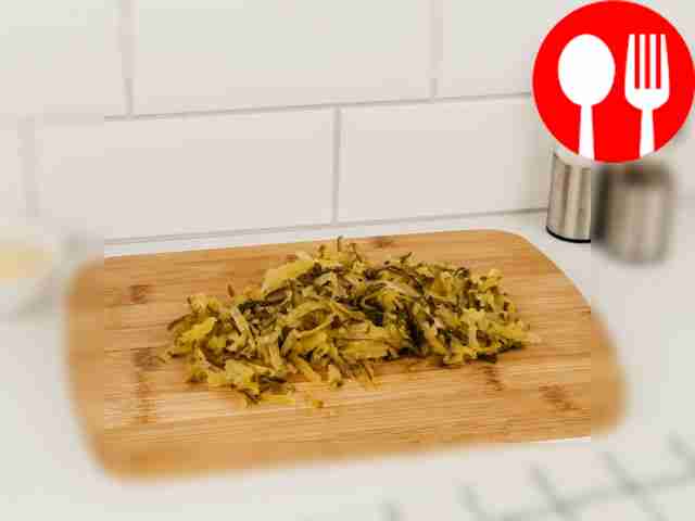 Для жарки овощей натрите морковь и огурцы, а...