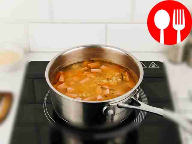 В суп добавьте специи и соль. Варите ещё 8–10...