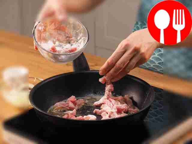 Разогрейте сковороду и влейте в нее...