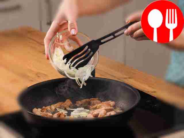 Лук нарежьте полукольцами и отправьте к мясу в...