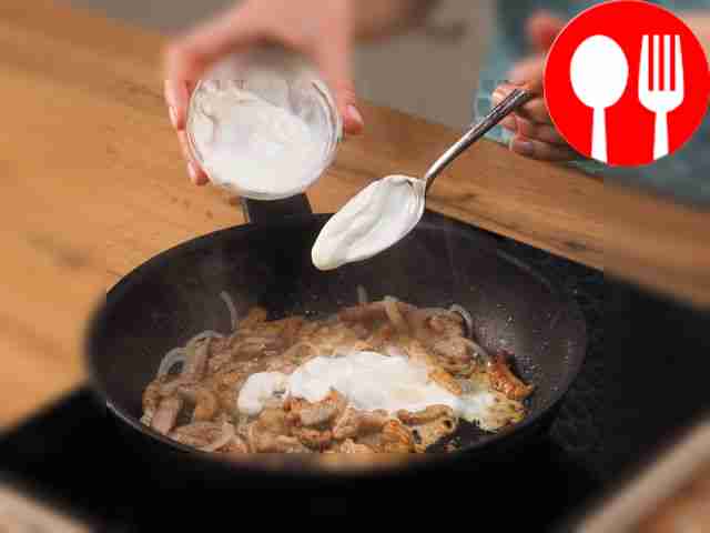 Добавьте сметану, убавьте огонь до минимума,...